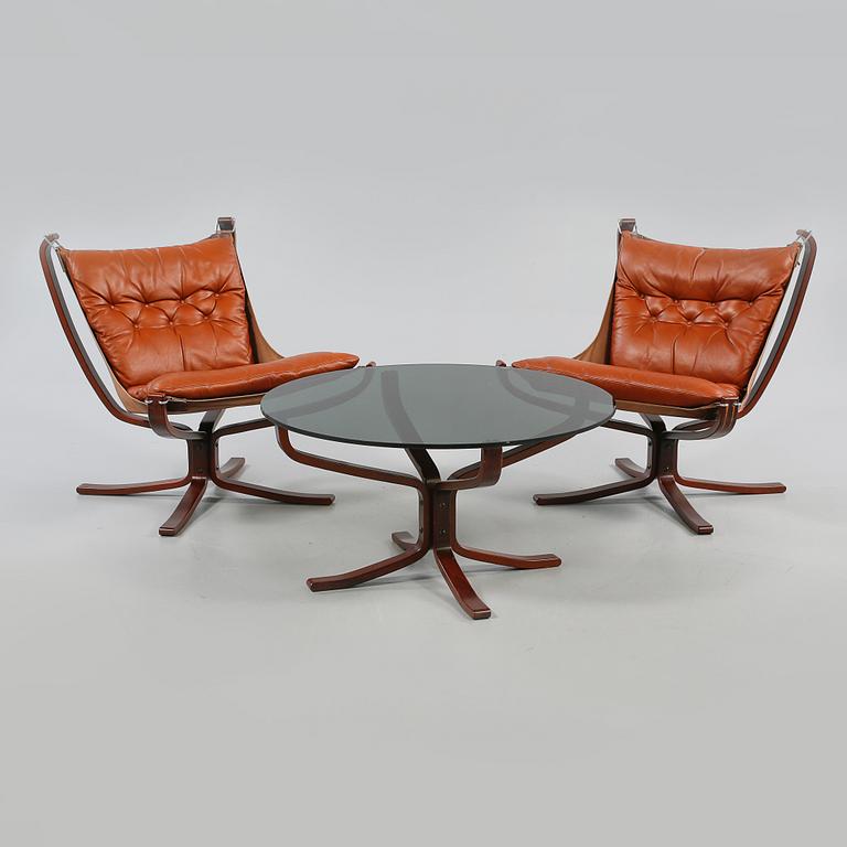 FÅTÖLJER, ett par, samt SOFFBORD, "Falcon chair", Sigurd Russel, Vatne möbler, Norge, 1970-tal.