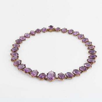 Oval amethyst necklace.