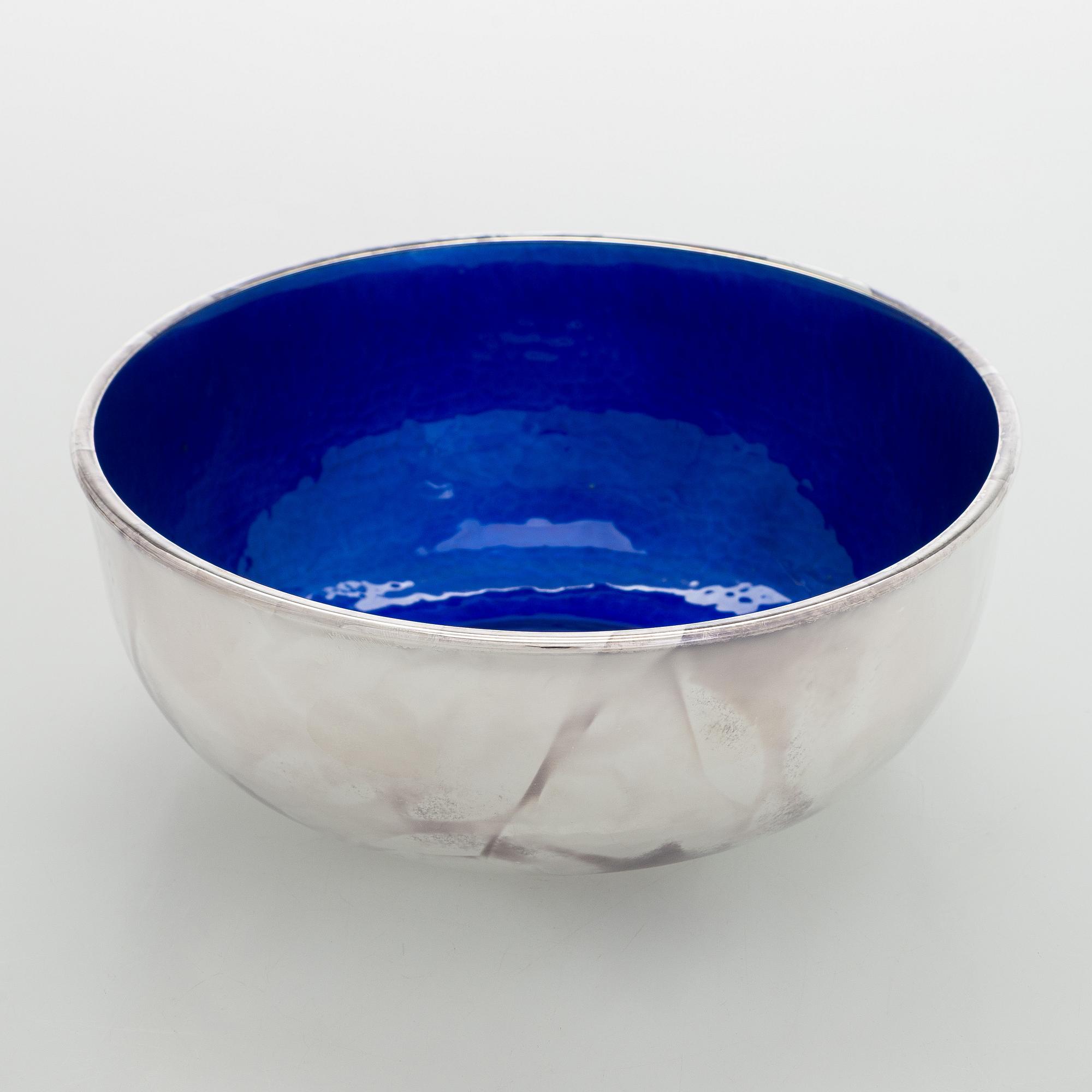 A. Tillander, skål, sterlingsilver och emalj, Åbo 2005.