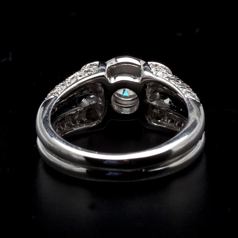 RING, vitguld 18K, briljantslipade diamanter, tot. 1,07 ct, mittsten 0,47 ct. Vikt 8,2 g. Intyg.