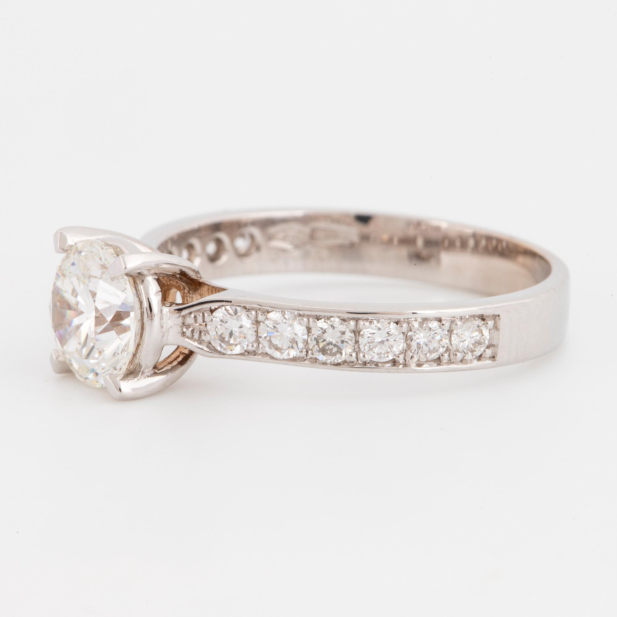 RING med briljantslipade diamanter.