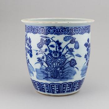 A blue and white flower pot, late Qing dynasty.