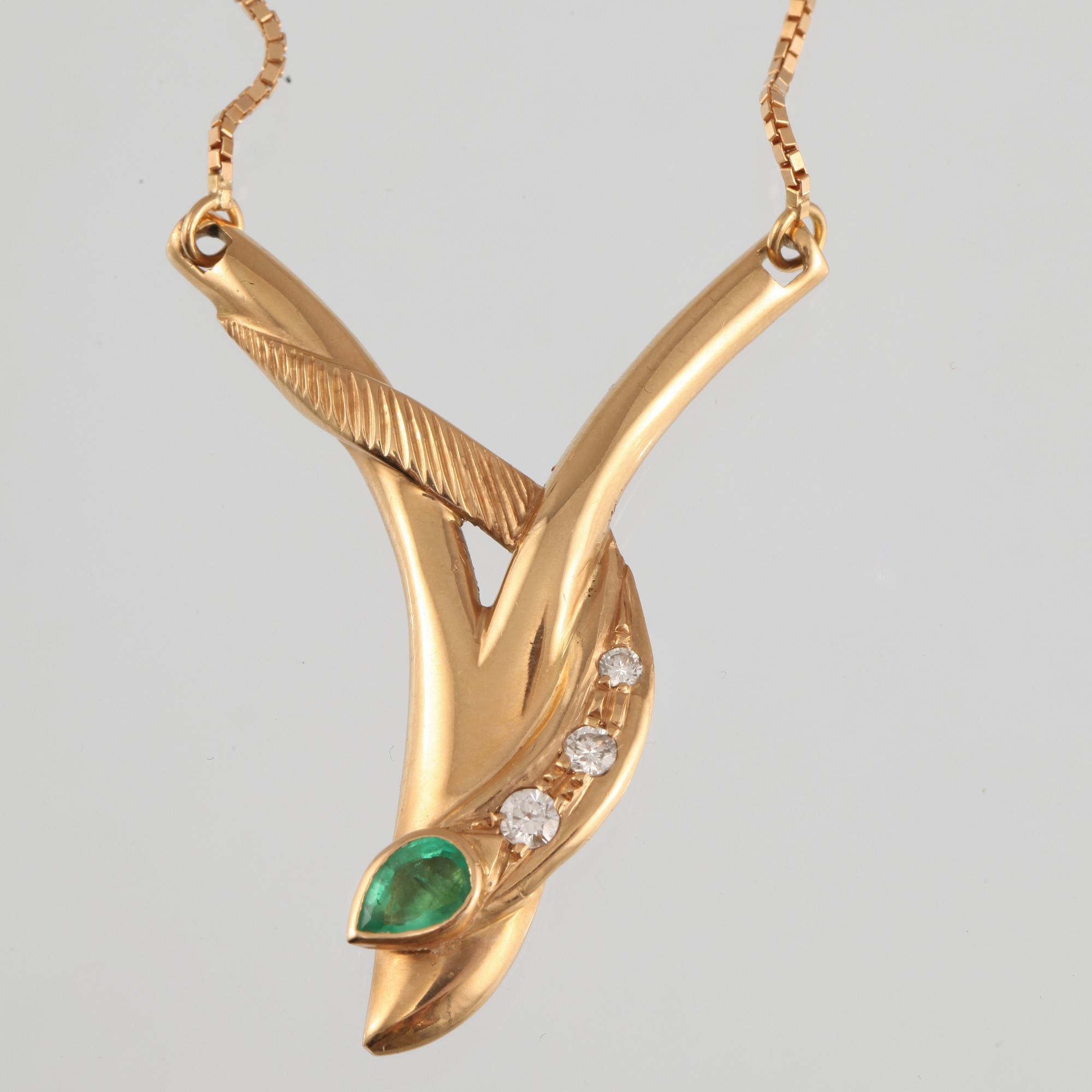 COLLIER, 18K guld med 3 briljantslipade diamanter samt troligtvis med droppslipad smaragd. Vikt 14,5 gram.