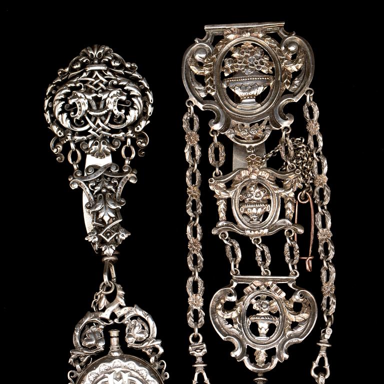 FICKUR med chatelaine, 2 st. Silver, utländska stämplar. Tot vikt ca 200 g.