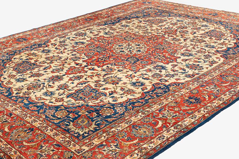 A carpet, semi-antique, Esfahan, ca 410 x 302 cm.