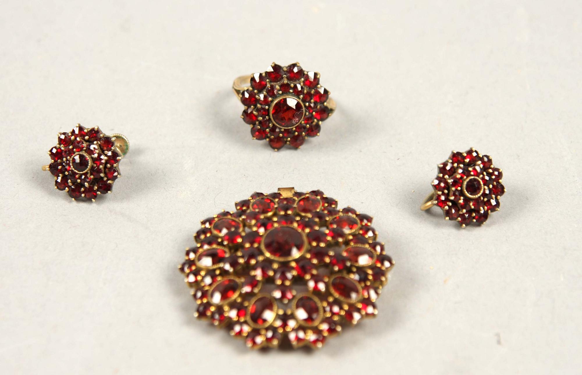 GARNITYR, 4 delar, granater samt gulmetall.