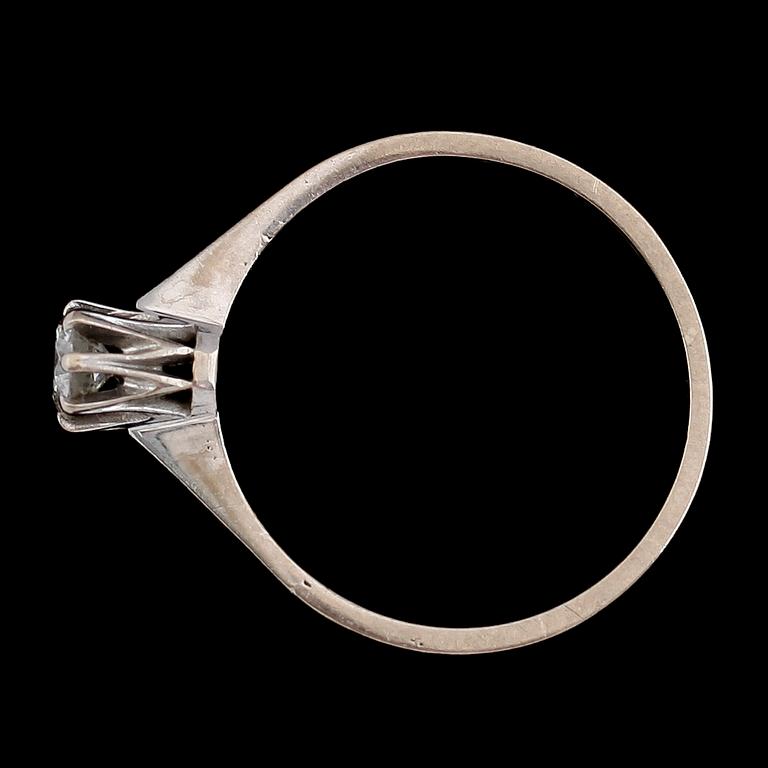 RING, 18 k vitguld, 1976, med briljantslipad diamant, 0.31 ct enligt gravyr. Ca H-I (W top C)/VS. Total vikt ca 3 gram.