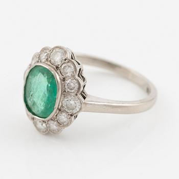 Ring 18K white gold with emerald and brilliant-cut diamonds.