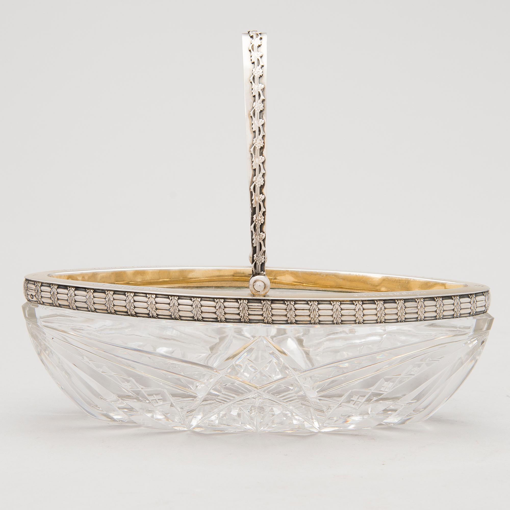KAVIAR SKÅL, silver och slipat glas, Ryssland, Moskva 15 artellen, daterad 1914.