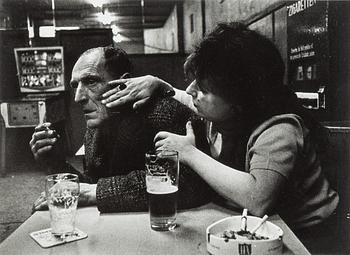 Anders Petersen, "Gertrud med en kund" ur "Café Lehmitz" samt bok "Café Lehmitz", Stockholm, 1982.
