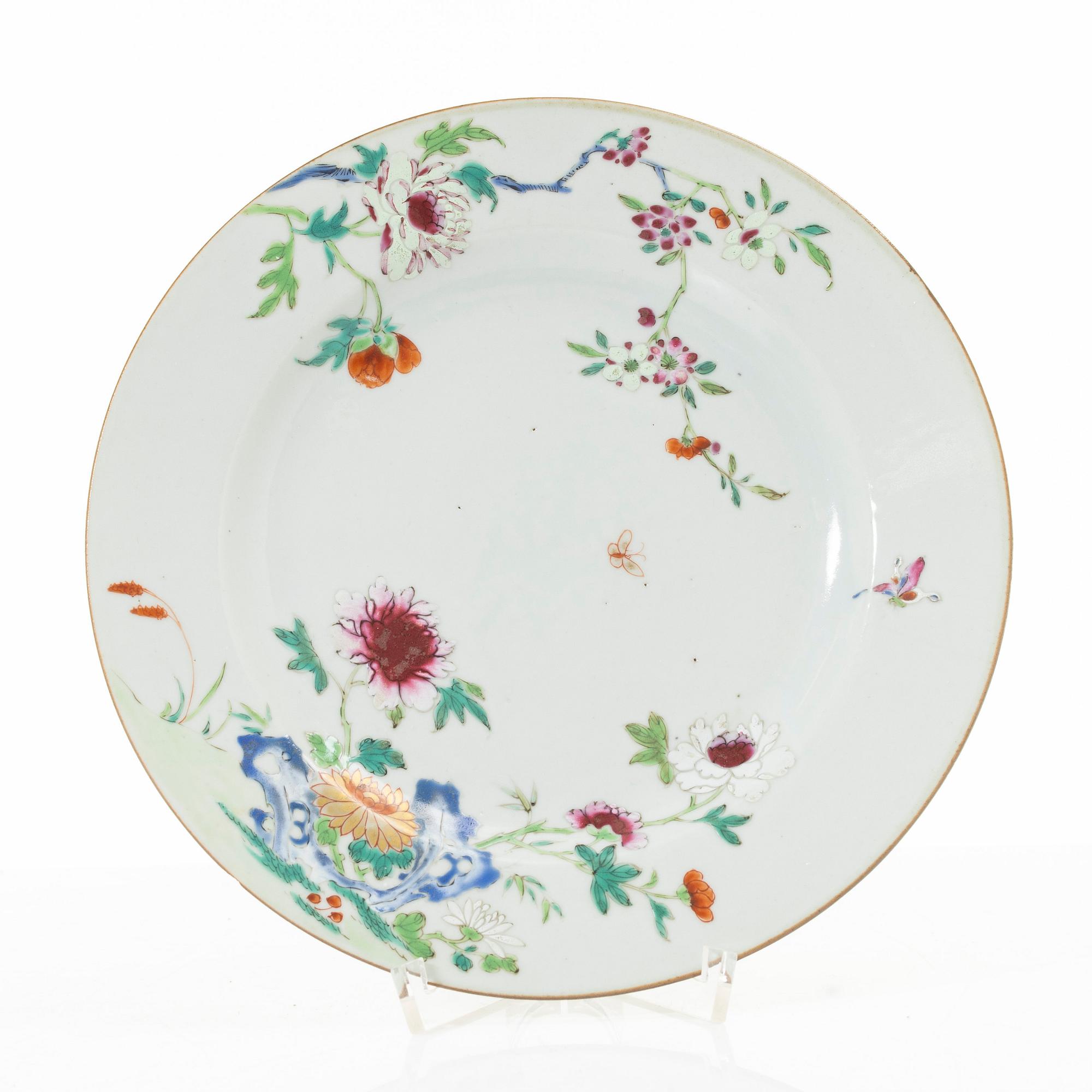 Tallrikar, tre stycken, porslin. Qingdynastin, 1700-tal.