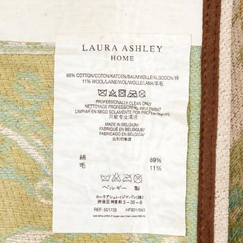 A laura Aschley carpet approx 235x165 cm.
