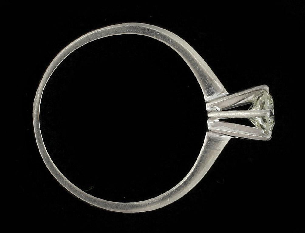 RING, 18k vitguld med briljantslipad diamant ca 0,4 ct. Vikt ca 2 gram.