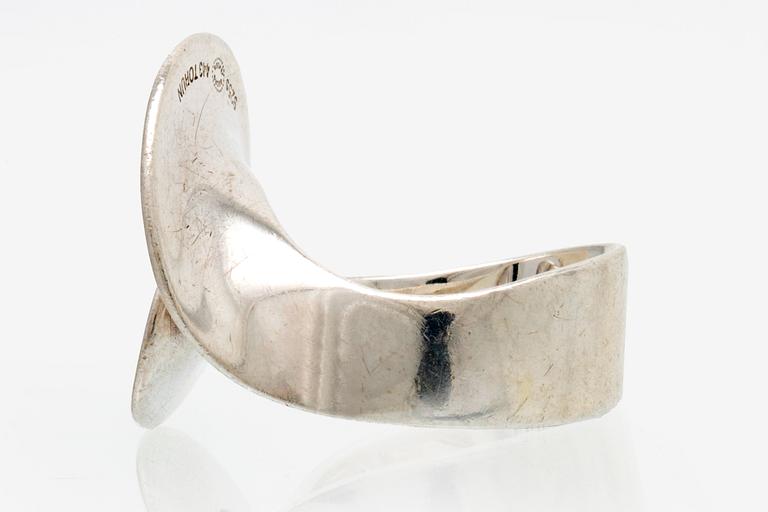 Georg Jensen ring sterling silver, design "Möbius" av Torun Bülow nr 443, original case.