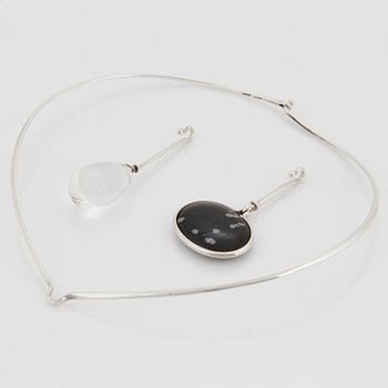 Vivianna Torun Bülow-Hübe, halsring med två hängen, egen verkstad, 
1980-90-tal, sterling.