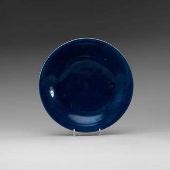 1611. A blue glazed dish, Qing dynasty (1644-1912), with Qianlong seal mark.