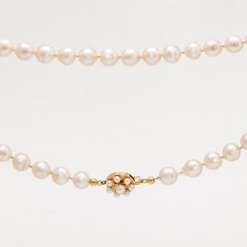 Pearl necklace, cultured pearls approx 8-8,5 mm, clasp 18k gold smaller cultured pearls, Alton Falköping.