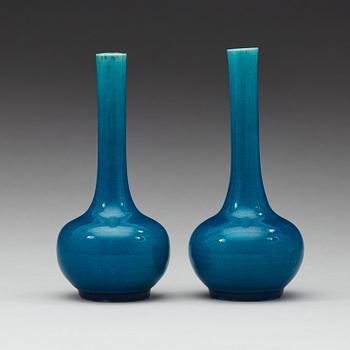 A pair of turkoise glazed vases, late Qing dynasty, circa 1900.