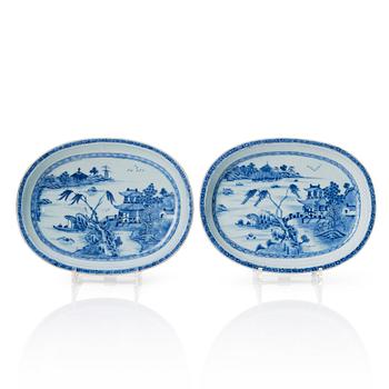 1124. A pair of blue and white Chinese Export serving dishes, Qing dynasty, Qianlong (1736-95).