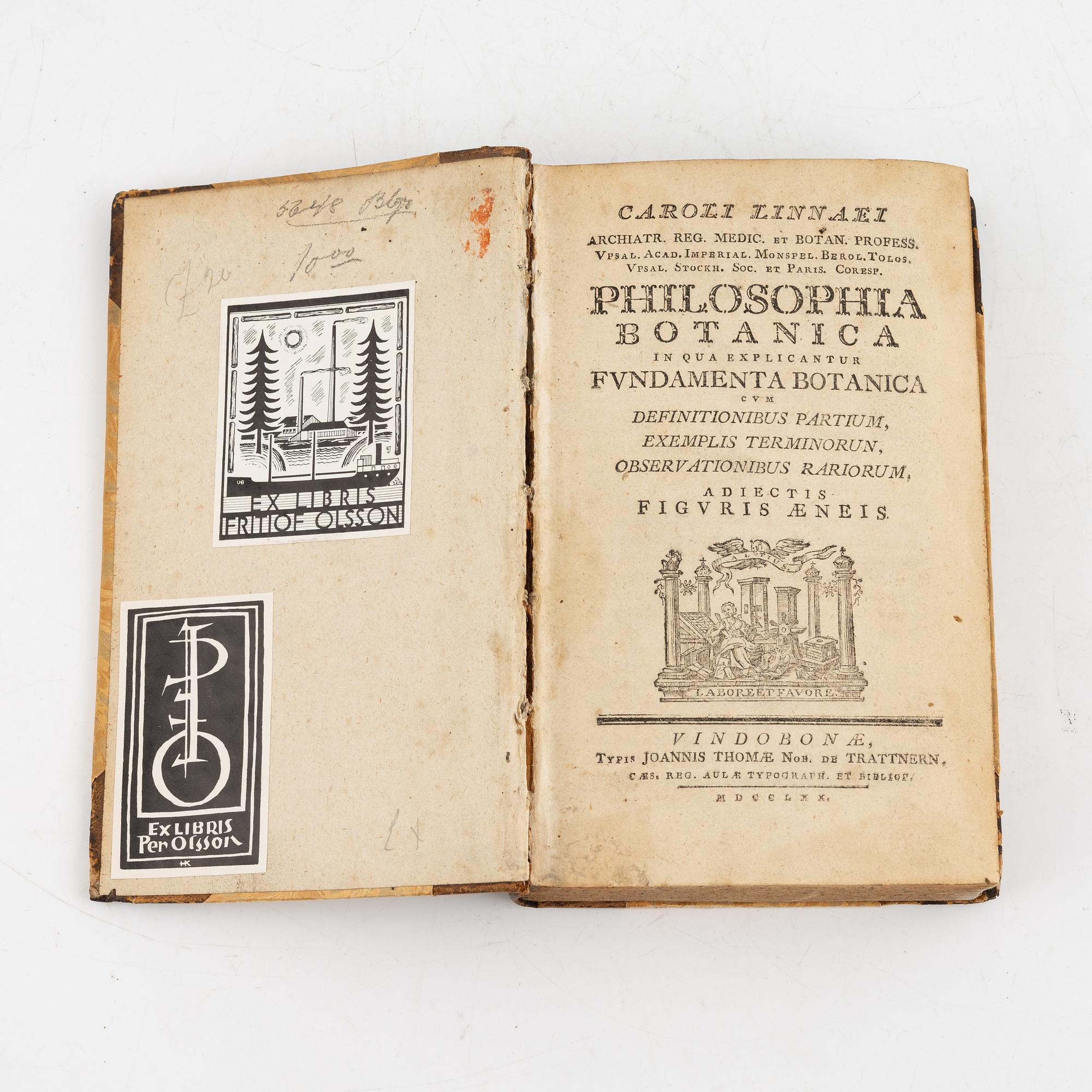Tre äldre böcker: Linné, Seneca och Swedenborg.