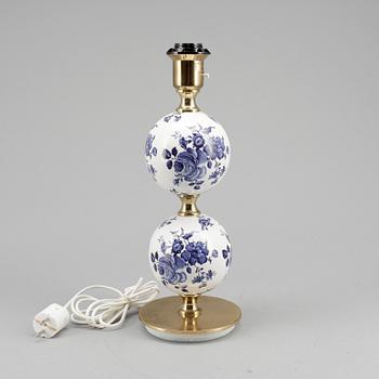 BORDSLAMPA. Stilarmatur, Tranås, 1900-talets andra hälft.