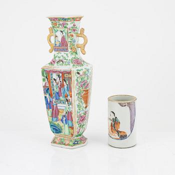 Two porcelain vases and a dish, Qing dynasty, 19th Century.