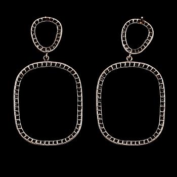 ÖRHÄNGEN, 1 par, 18 k guld och oxiderat silver, diamanter. Total vikt ca 9,6 g.