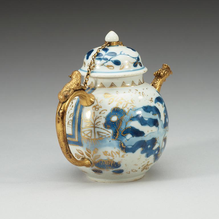 TEKANNA med LOCK, porslin. Qing dynastin, Kangxi (1662-1722).