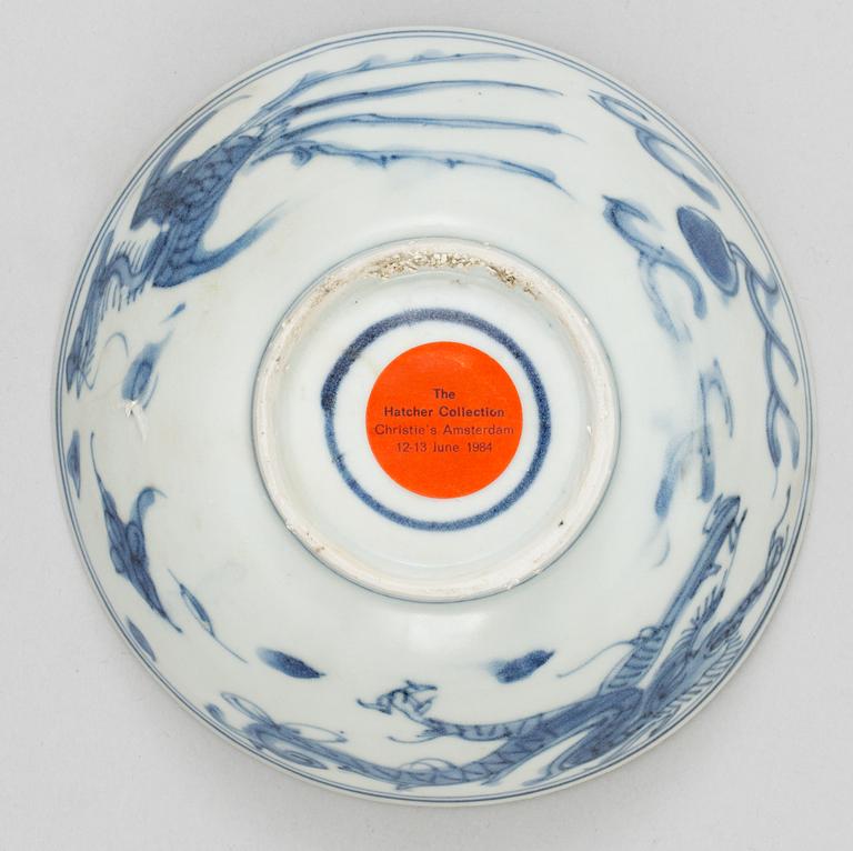 A blue and white bowl, 17th Century.