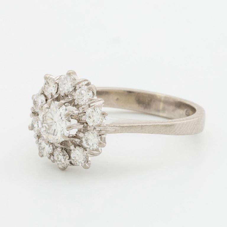 BRILJANTRING 18K vitguld m 1 briljant ca 0,55 ct TW VS, samt 10 mindre briljanter ca 0,70 ct TW SI.