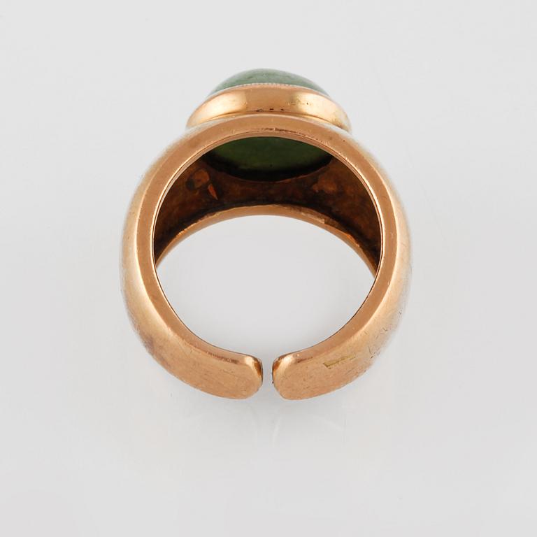 RING, 18K guld troligtvis med cabochonslipad aventurin. Vikt 7,9 gram.