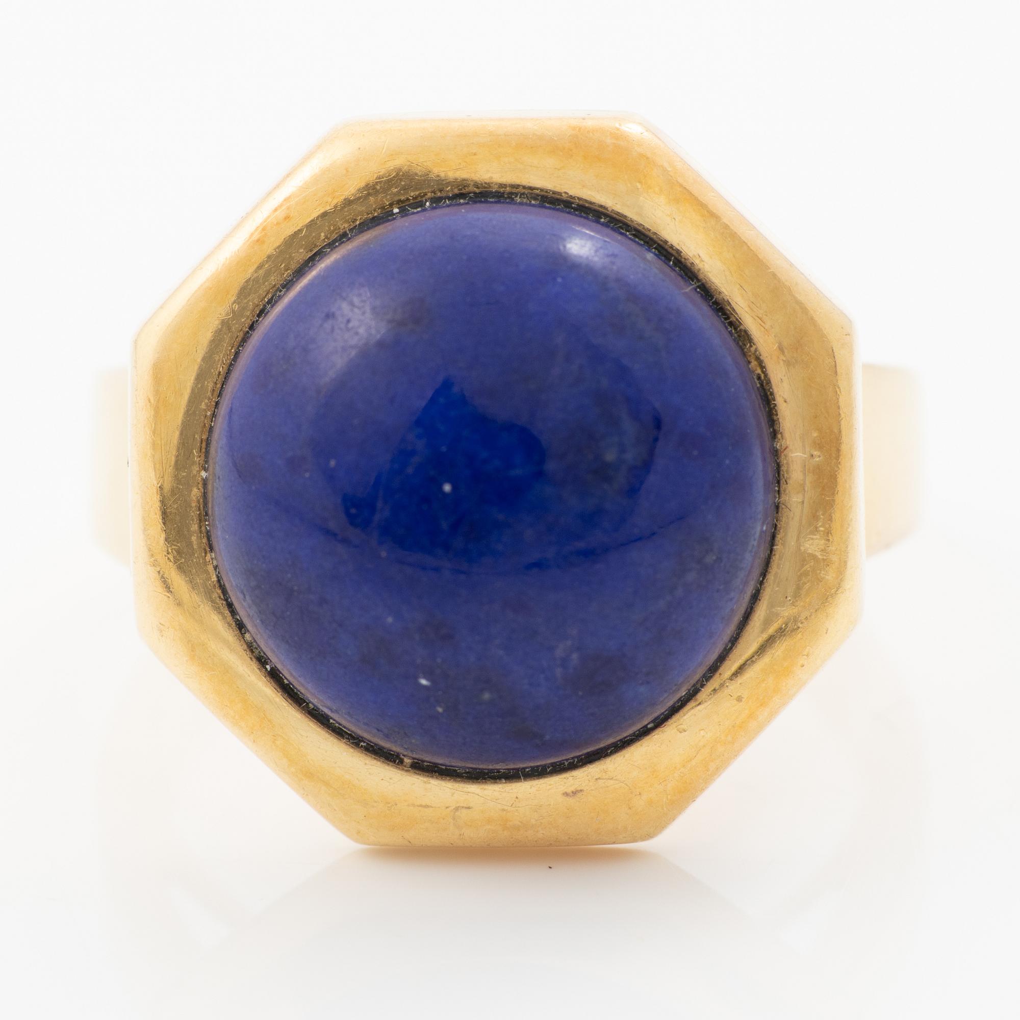 18K gold ring with lapis lazuli.