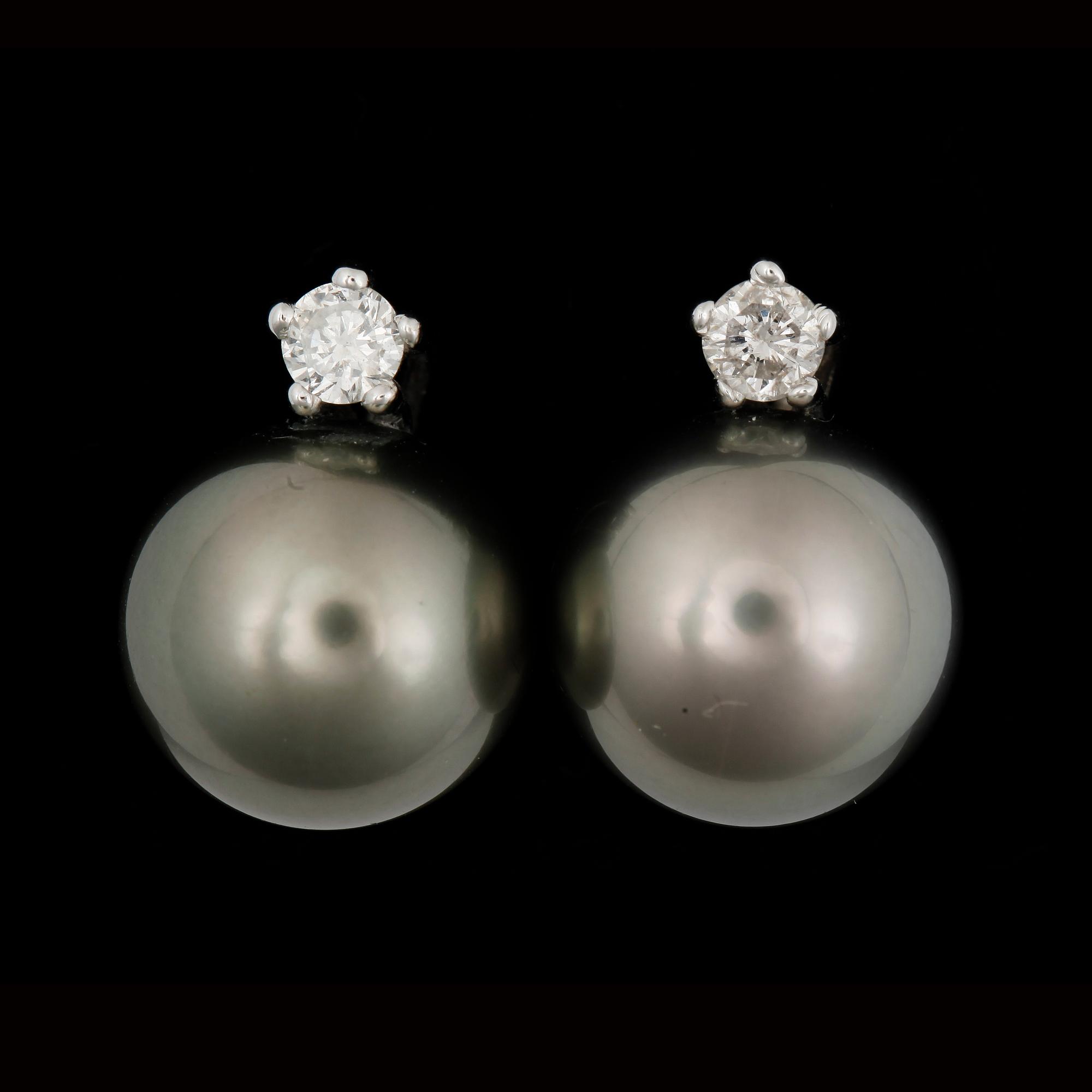 ÖRHÄNGEN, ett par,18k vitguld med tahitipärla samt brijantslipade diamanter tot ca 0,39 ct.