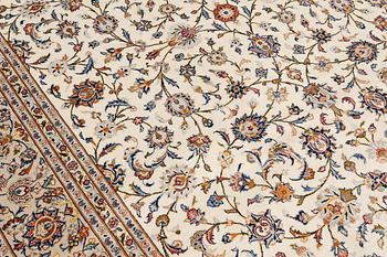 A Kashan carpet, ca 362 x 245 cm.