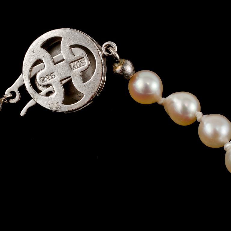 COLLIER, 2 st, odlade pärlor med lås i silver, 1900-talets andra hälft.