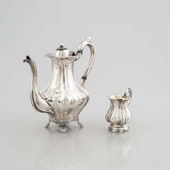 Kaffekanna och gräddkanna, silver, bl.a. William Lyon, Göteborg 1859. Nyrokoko.