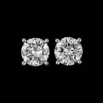 1025. A pair of diamond 1.02 cts and 1.01 cts earrings.