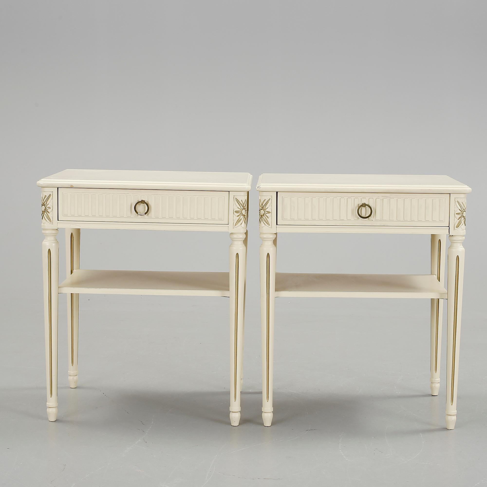 SÄNGBORD, ett par, gustaviansk stil, 1900-tal.
