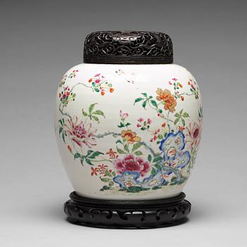 789. A famille rose jar, Qing dynasty, Qianlong (1736-95).