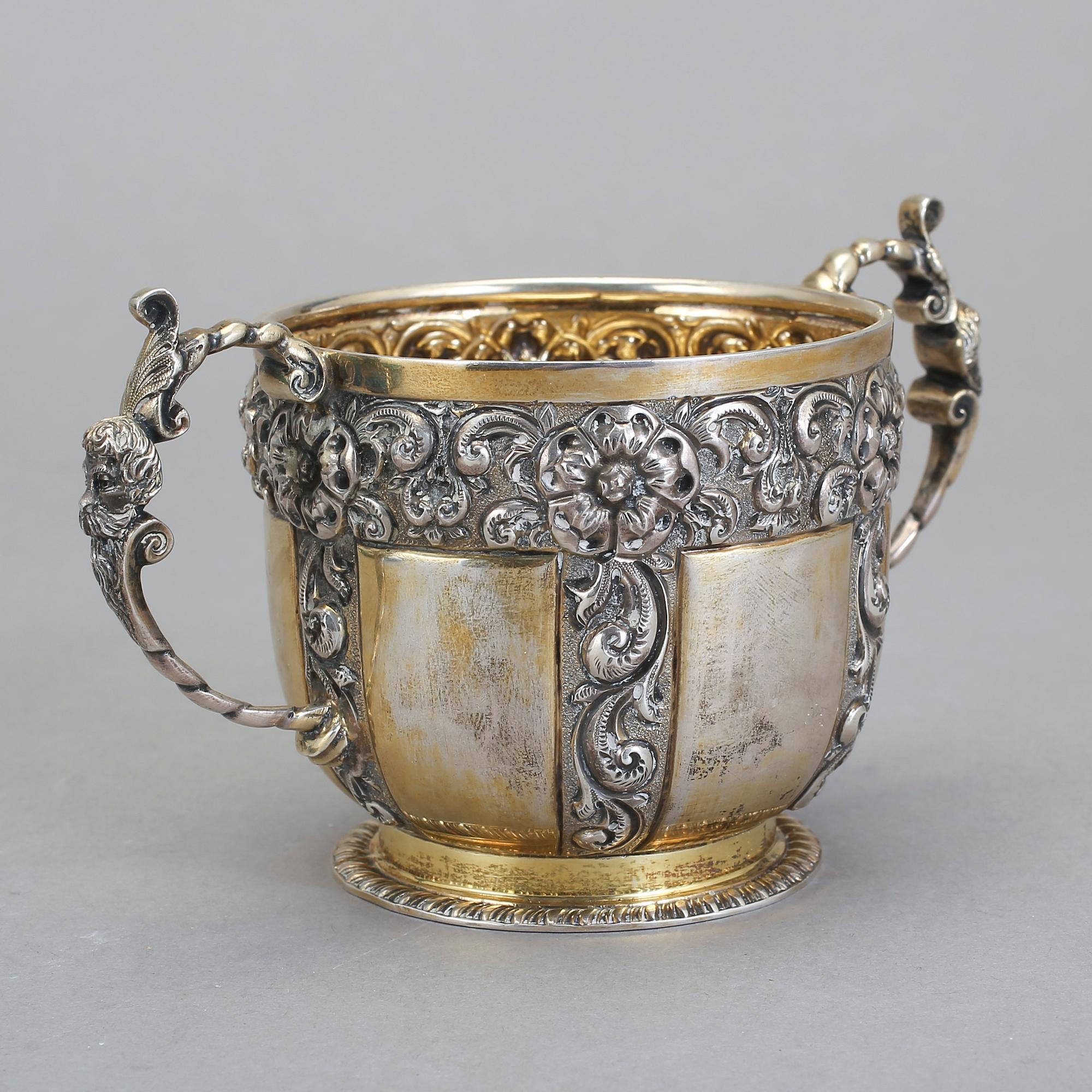 SOCKERSKÅL MED STRÖARE, silver, London, 1897, James Wakely & Frank Clarke Wheeler. Tot vikt (exkl etui) 240 gram.