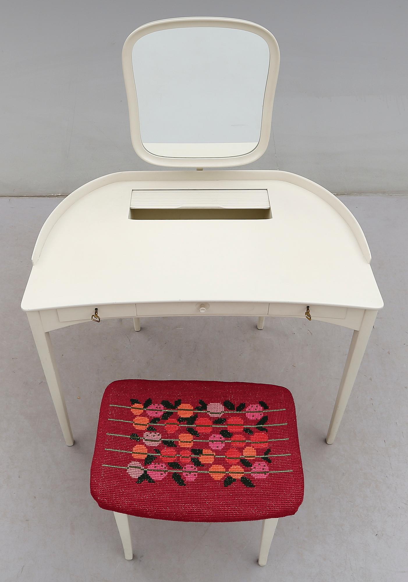 TOALETTBORD MED PALL, "Birgitta", Carl Malmsten, Bodafors, 1900-talets andra hälft.