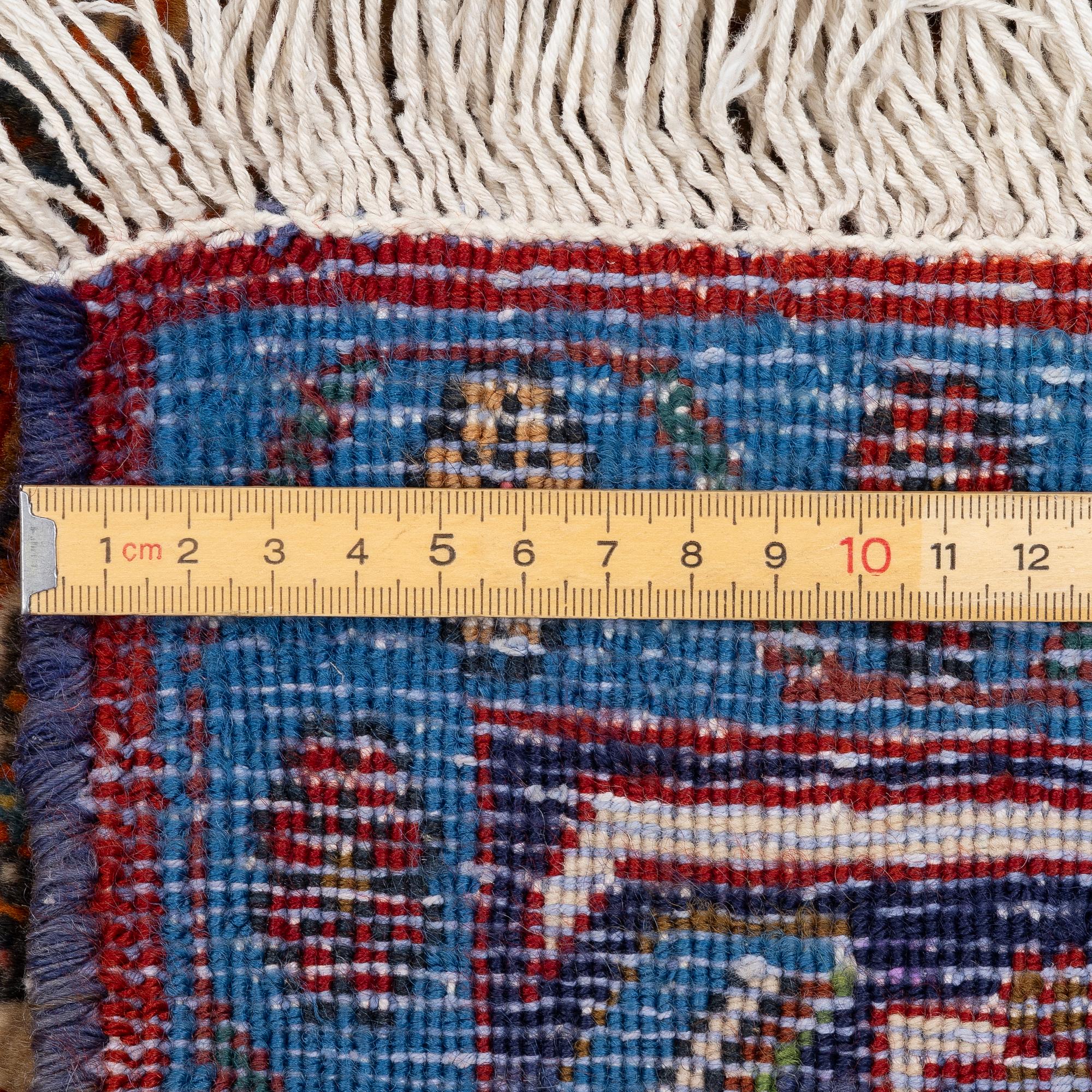 A Senneh carpet approx. 305 x 196 cm.