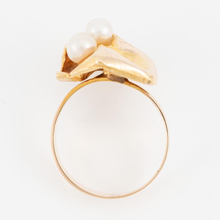 Ring in 14K gold with cultured pearls, by Lapponia.