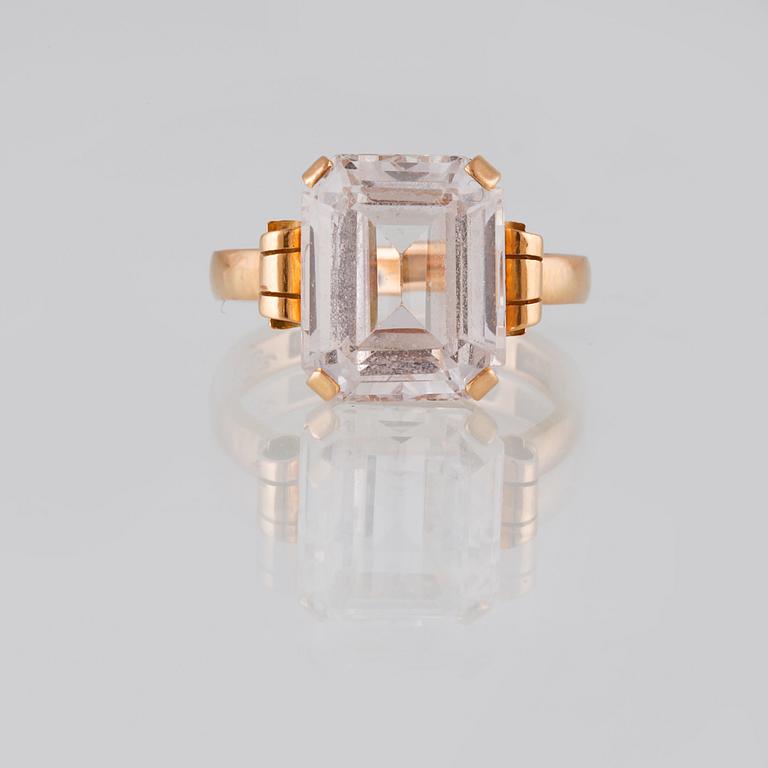 RING, 18K guld med fasettslipad bergkristall, G Falkengren, Lidköping, 1950. Vikt 5,2 gram.