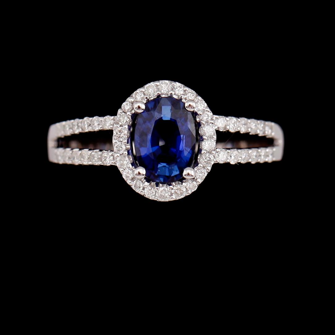 RING, 18 k vitguld, safir ca 0.97 ct, briljantslipade diamanter tot ca 0.30 ct.