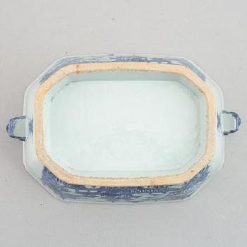 A blue and white tureen with cover and stand, Qing dynasty, Qianlong (1736-95).