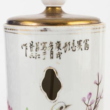 A Chinese umbrellastand, two jars with cover and a pair of vases/table lamps, 20th century.