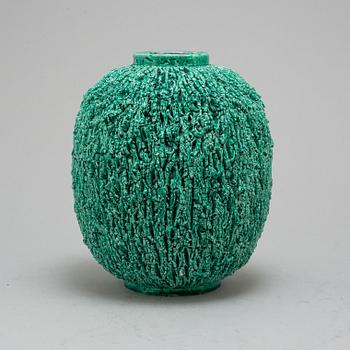 GUNNAR NYLUND, vas, chamotterat stengods, "Igelkottsvasen", Rörstrand.