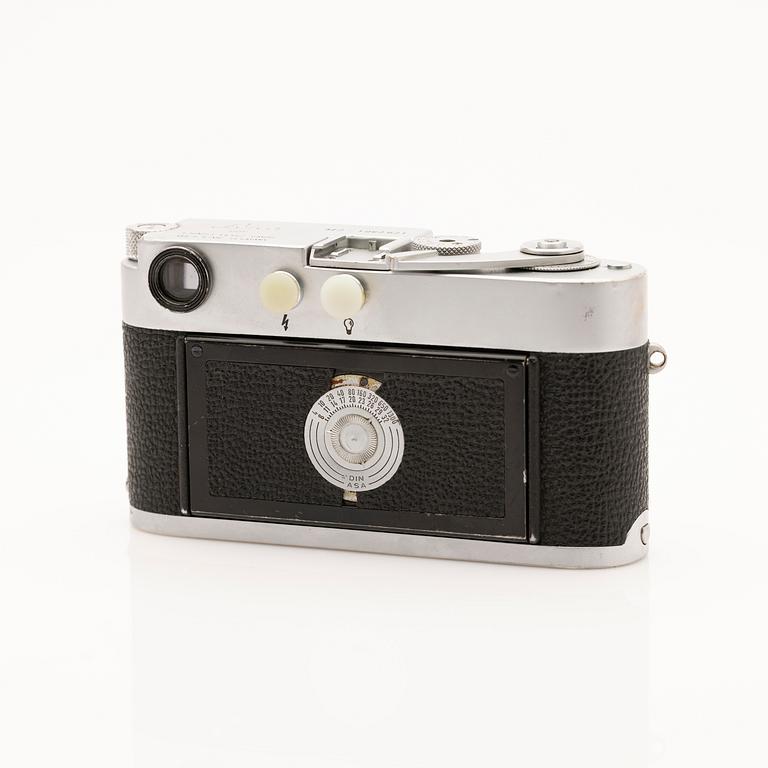 Leica M2.