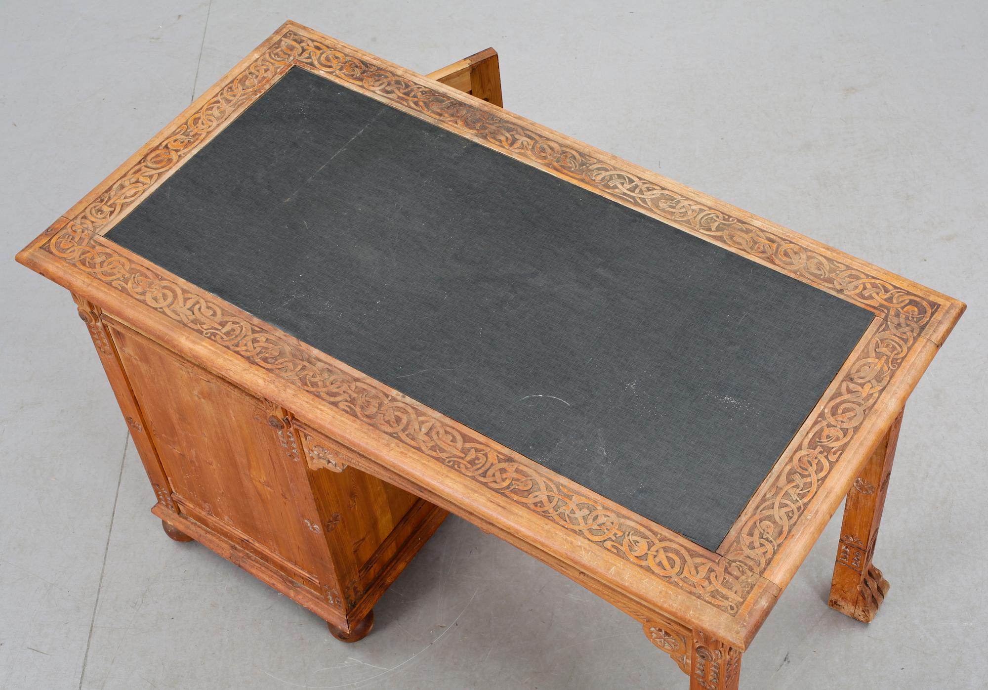 SKRIVBORD med STOL, fornnordisk stil, tidigt 1900-tal.